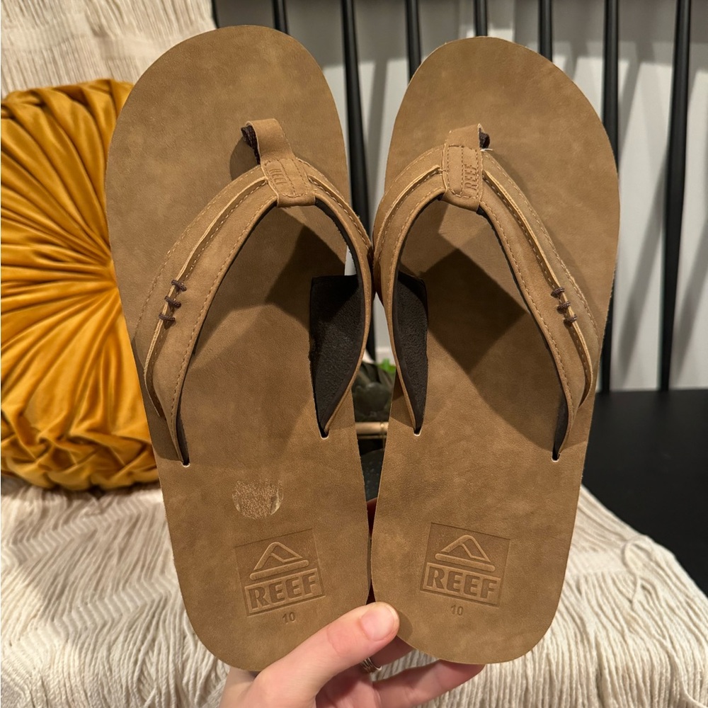 Men’s size 10 REEF sandals NEW